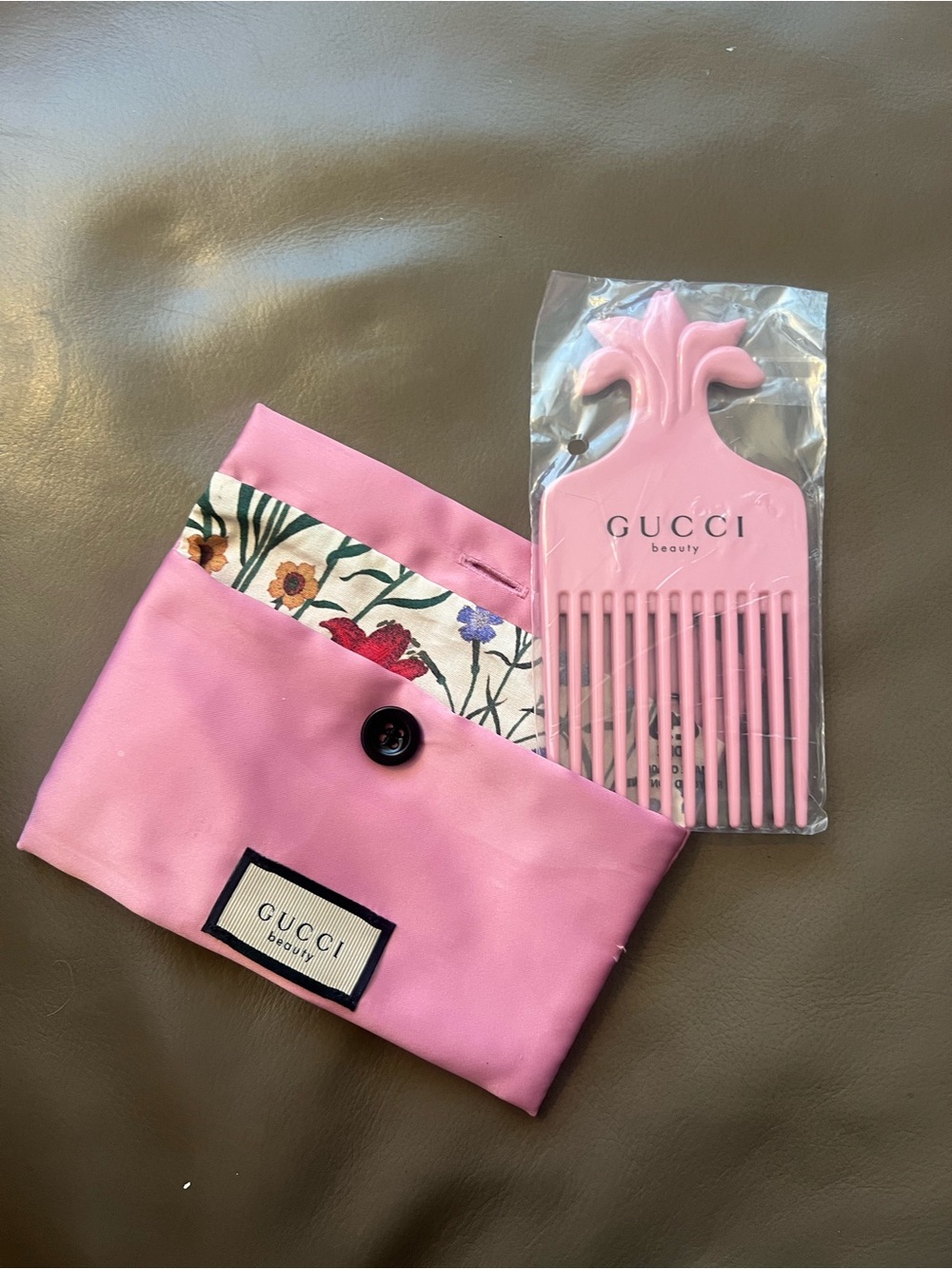 Gucci Pink Wide-Tooth Comb with Floral-Trim Pouch 💕